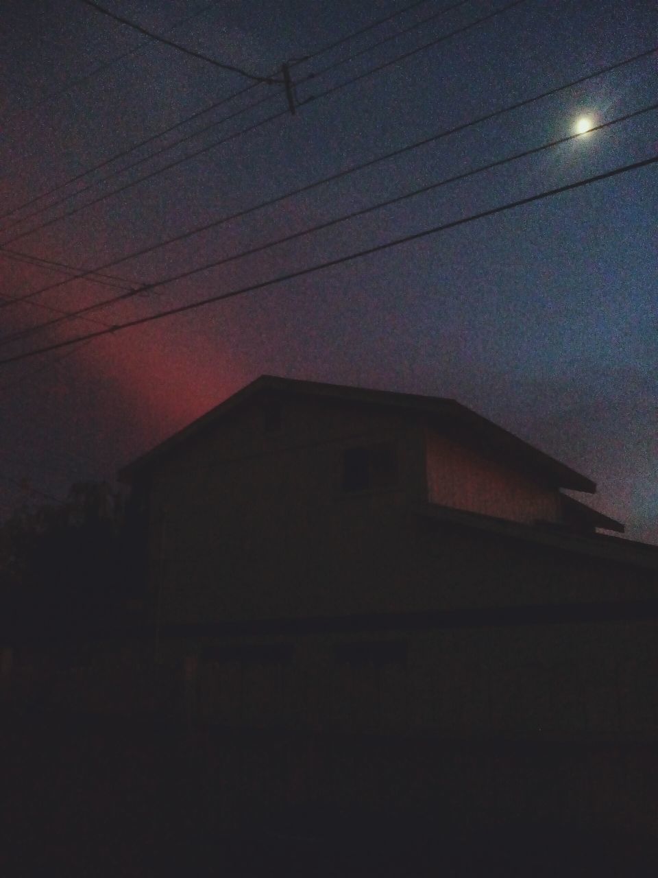 LOW ANGLE VIEW OF SILHOUETTE BUILDING AGAINST SKY AT NIGHT