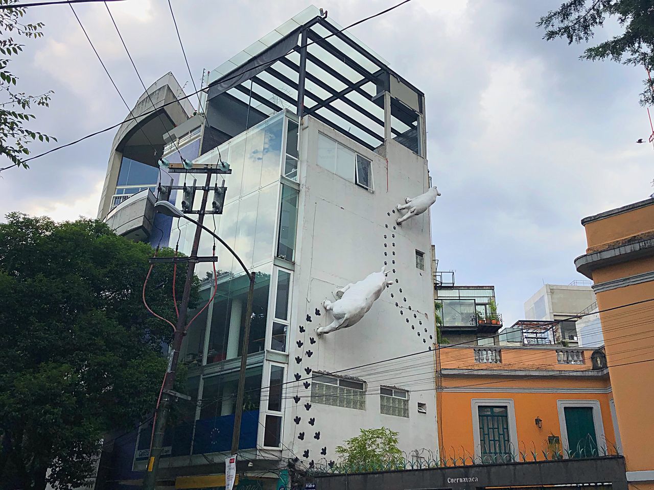 LOW ANGLE VIEW OF BUILDINGS AGAINST CLOUDY SKY