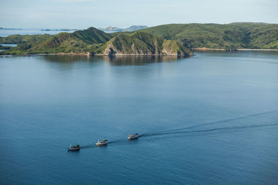 Boats are floating one after another in the sea