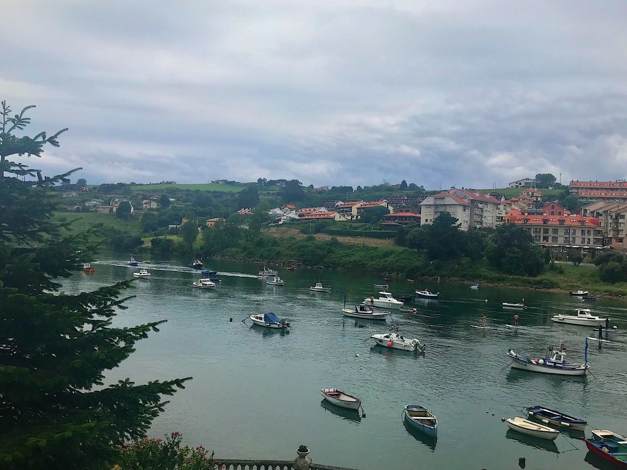 HIGH ANGLE VIEW OF BOATS MOORED IN RIVER