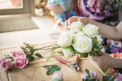 Close-up of woman hand holding rose bouquet