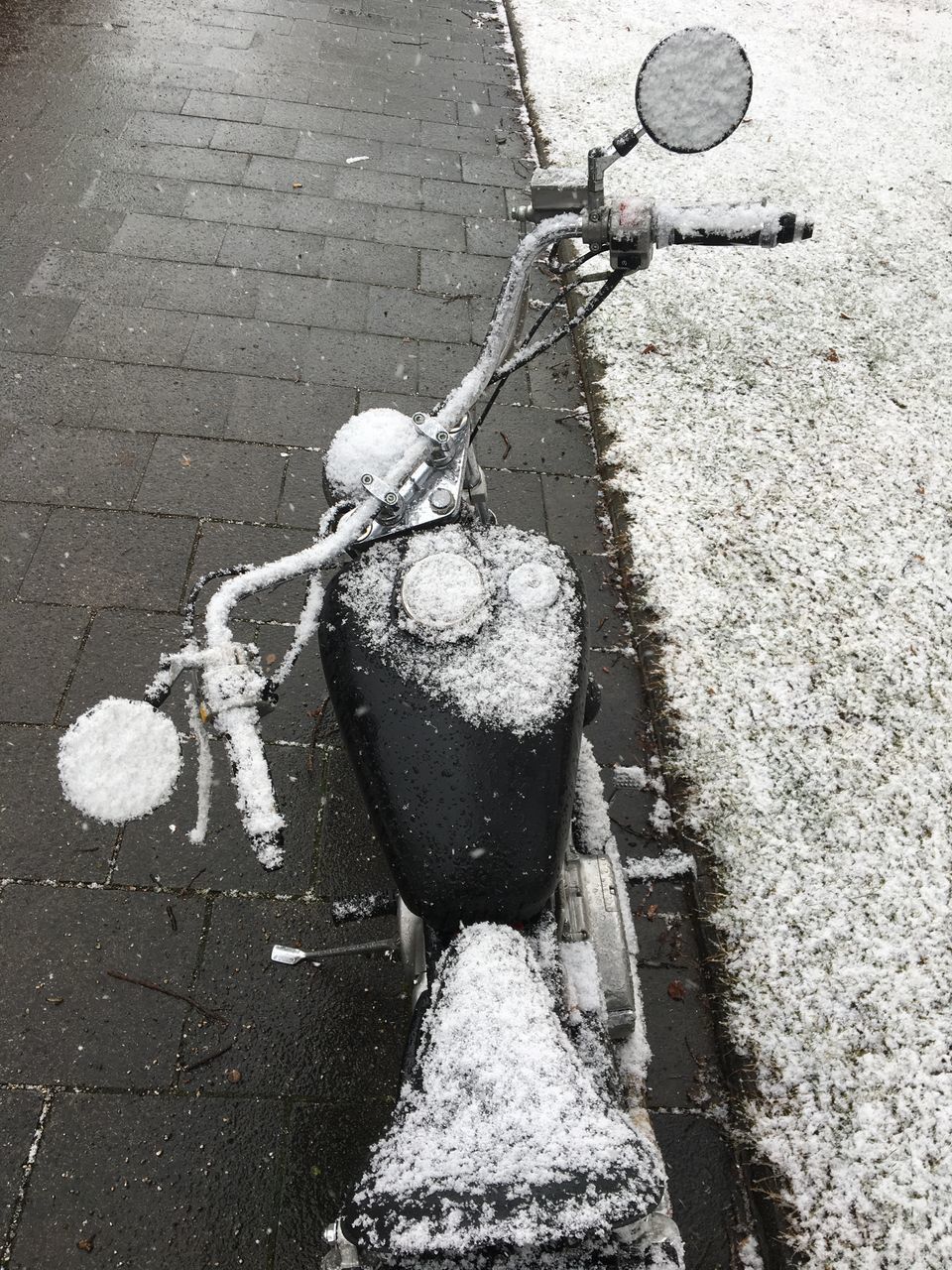 HIGH ANGLE VIEW OF BICYCLE ON FOOTPATH IN CITY