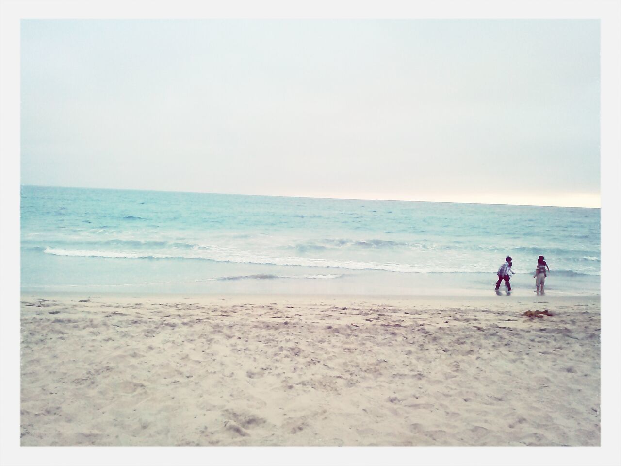 beach, sea, horizon over water, shore, sand, water, leisure activity, lifestyles, vacations, full length, sky, wave, beauty in nature, scenics, transfer print, men, tranquil scene, nature, tranquility