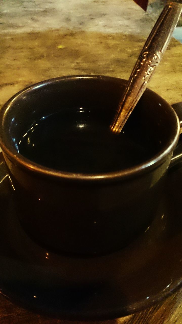 HIGH ANGLE VIEW OF COFFEE CUP ON TABLE