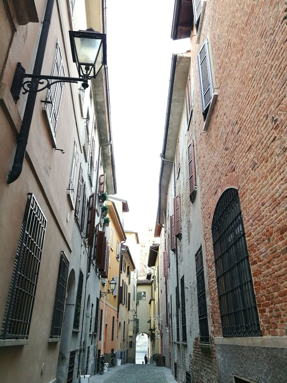 LOW ANGLE VIEW OF BUILDINGS AGAINST SKY