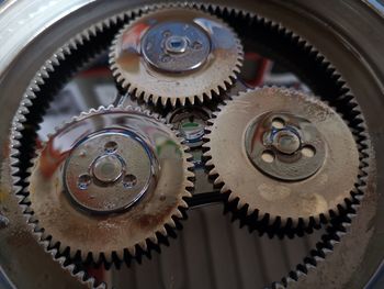 Motor gears disassembled with oil