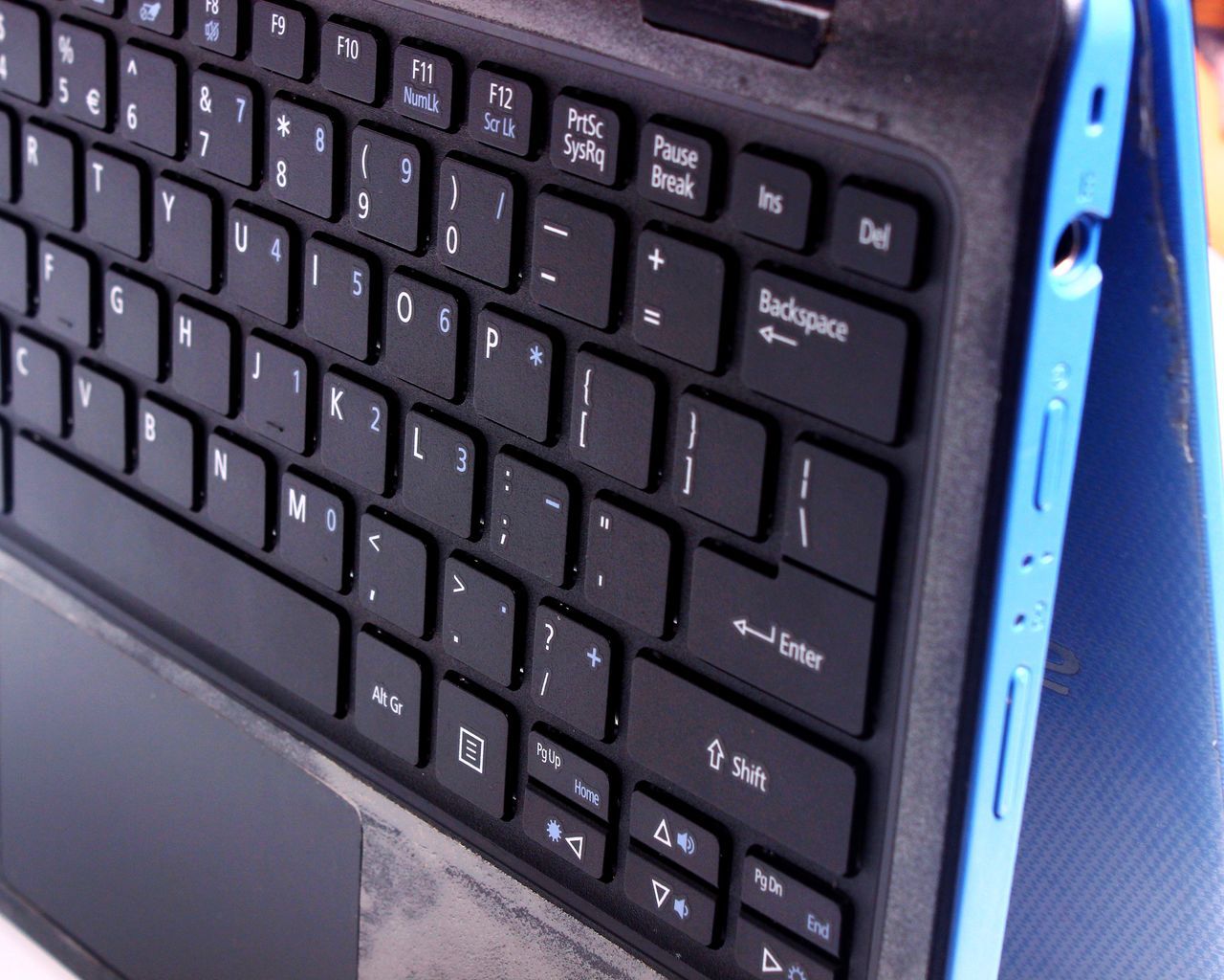 CLOSE-UP OF LAPTOP KEYBOARD