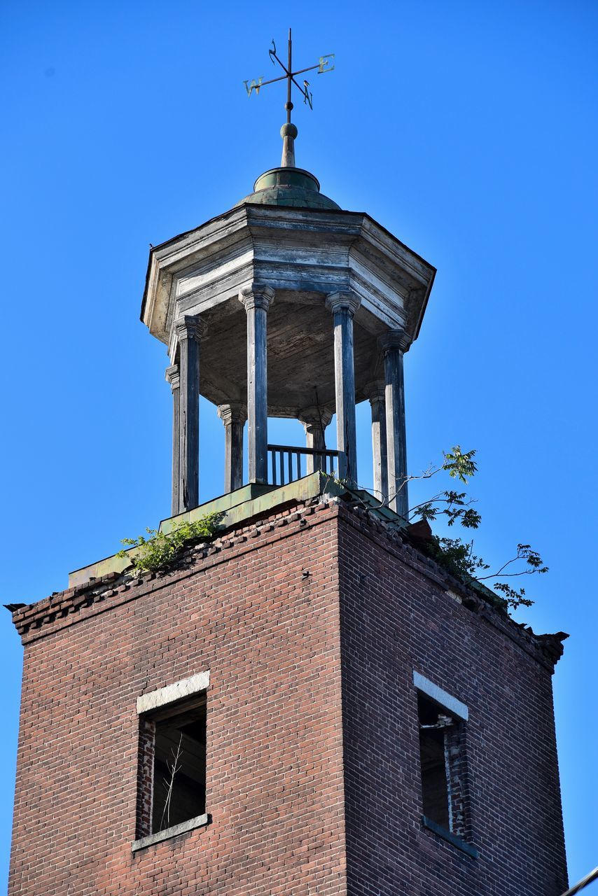 LOW ANGLE VIEW OF OLD BUILDING AGAINST SKY