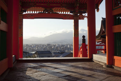 Gate overlooking the city at the kiyomizu-dera temple in kyoto, japan