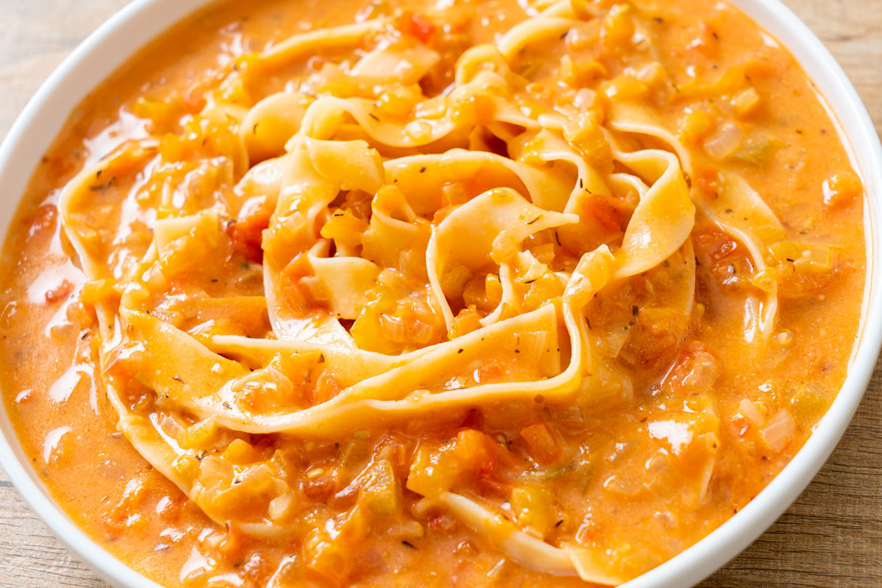 HIGH ANGLE VIEW OF NOODLES IN BOWL