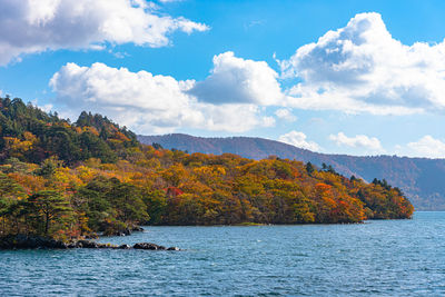 Lake towada utumn foliage scenery. towada-hachimantai national park in tohoku region. aomori, japan.