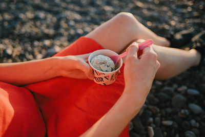 Baskin robbins ice cream in a cup with a spoon in hand. high quality photo