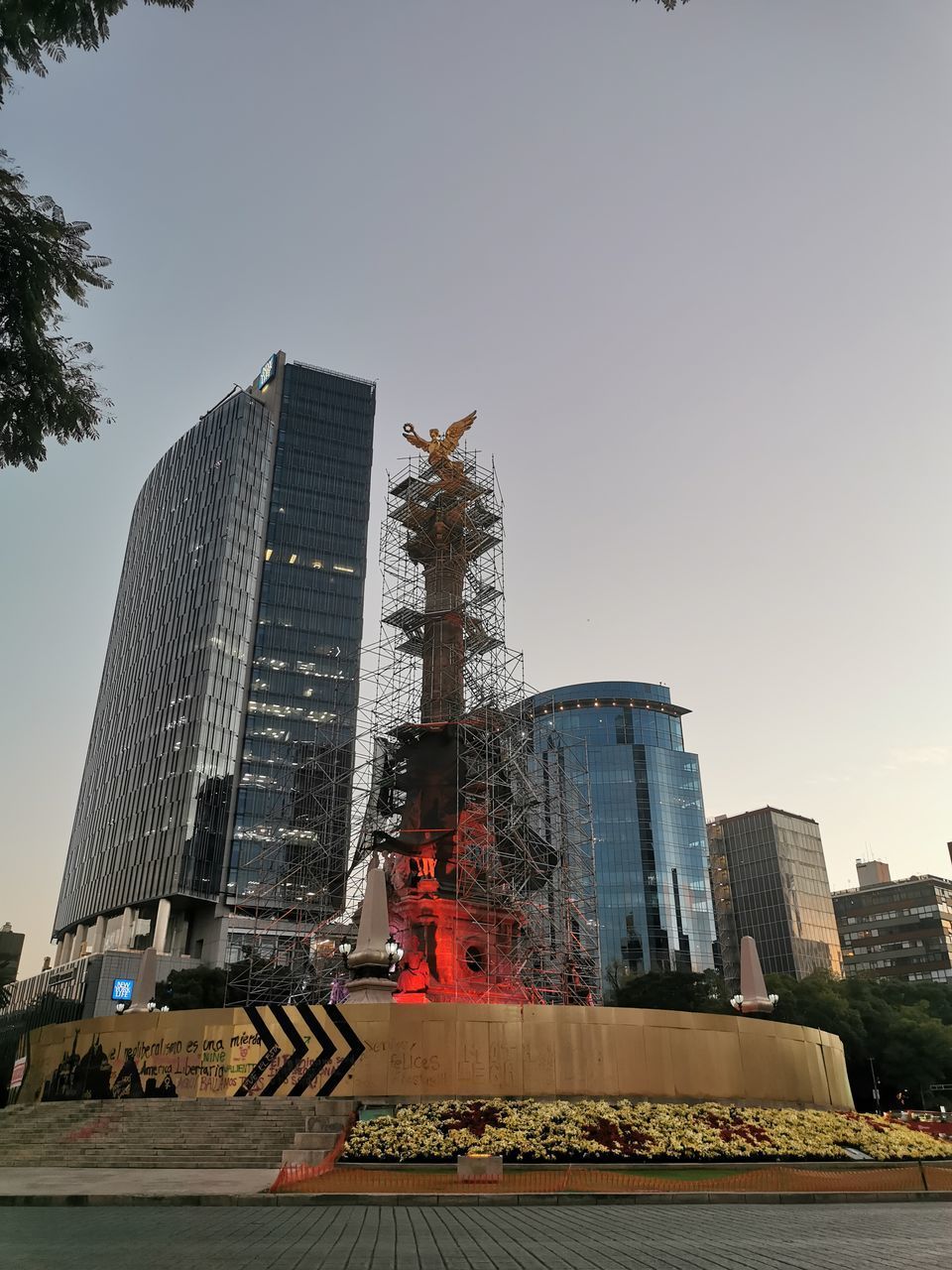 LOW ANGLE VIEW OF MODERN BUILDINGS AGAINST SKY