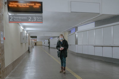 At the station moves to the train station, through an empty corridor of a public place, pandemic mod