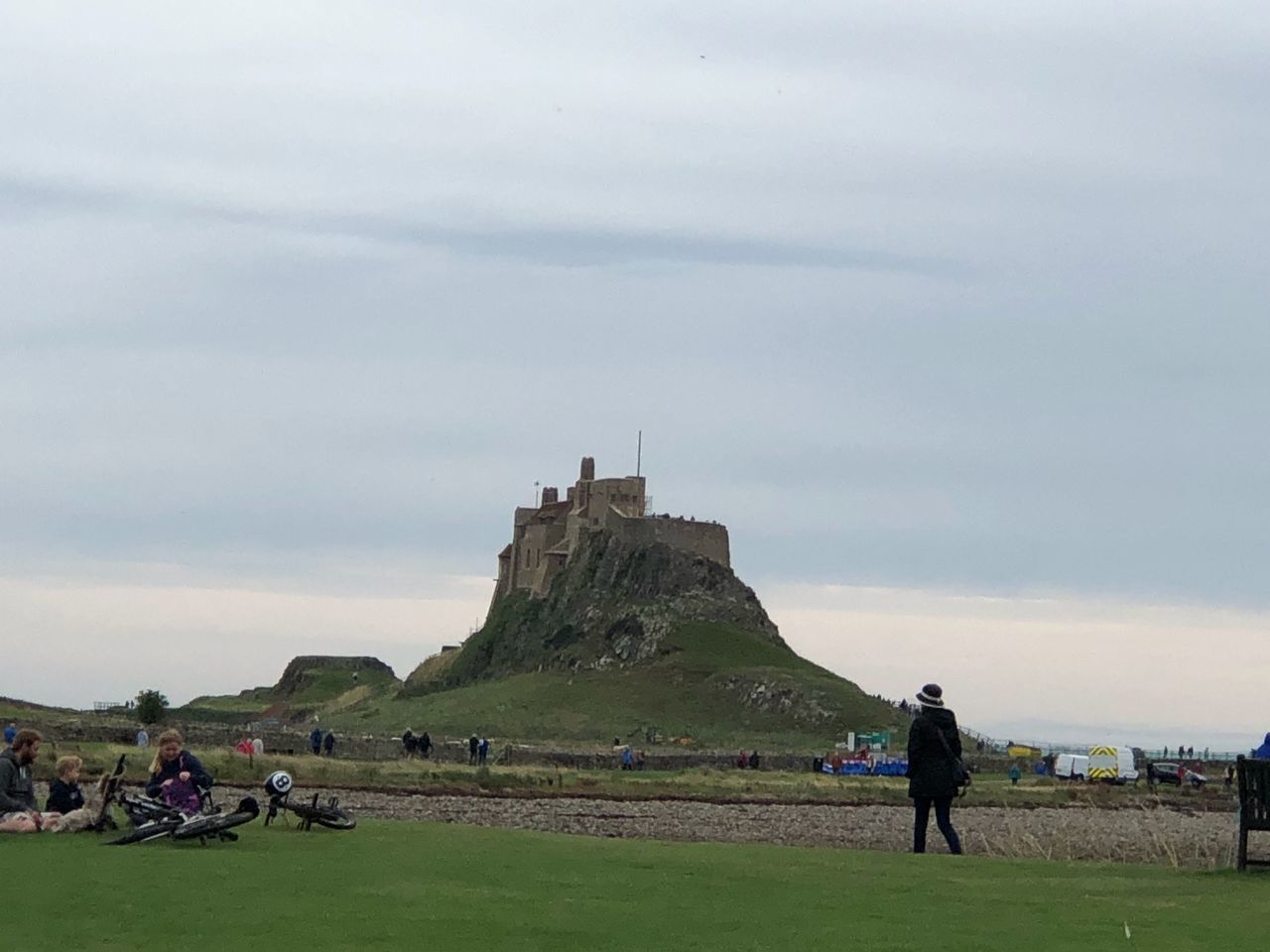 PEOPLE AT HISTORICAL BUILDING