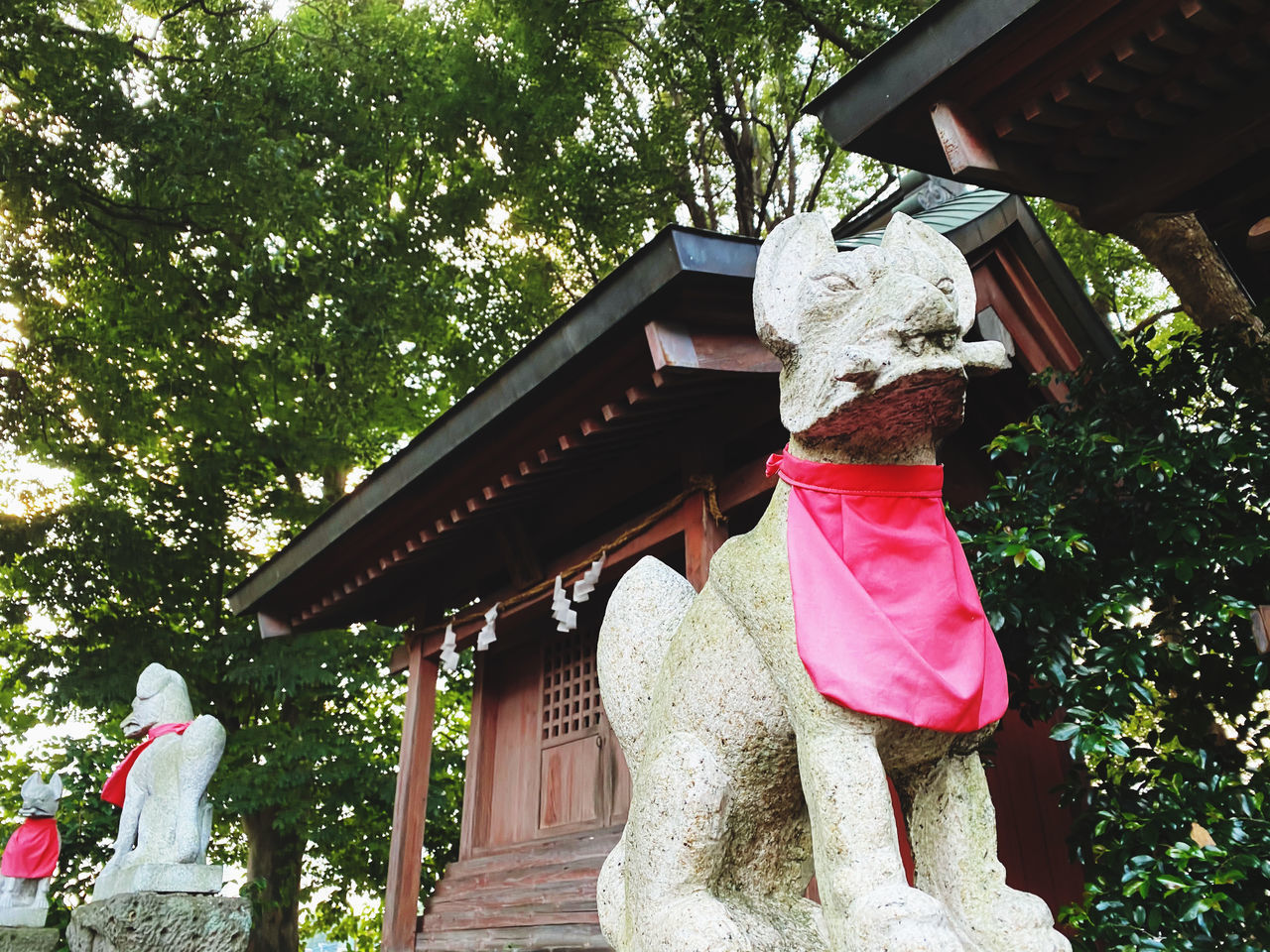 VIEW OF STATUE AGAINST TEMPLE BUILDING