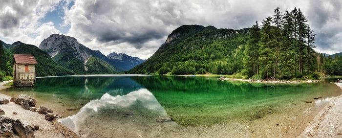 Panoramic view of lake and mountains against sky