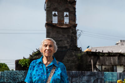 Senior woman at the ruins of the convent of santo domingo in the city of mariquita