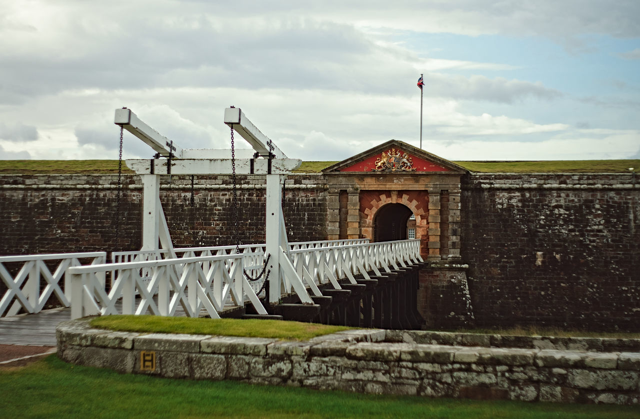 BRIDGE OVER RIVER AGAINST BUILDING