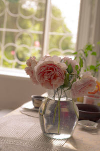Close-up of rose bouquet in glass vase on table