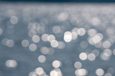 Defocused image of bubbles against sea