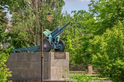 Soldiers-liberators in the center of kherson, ukraine, on a sunny summer day