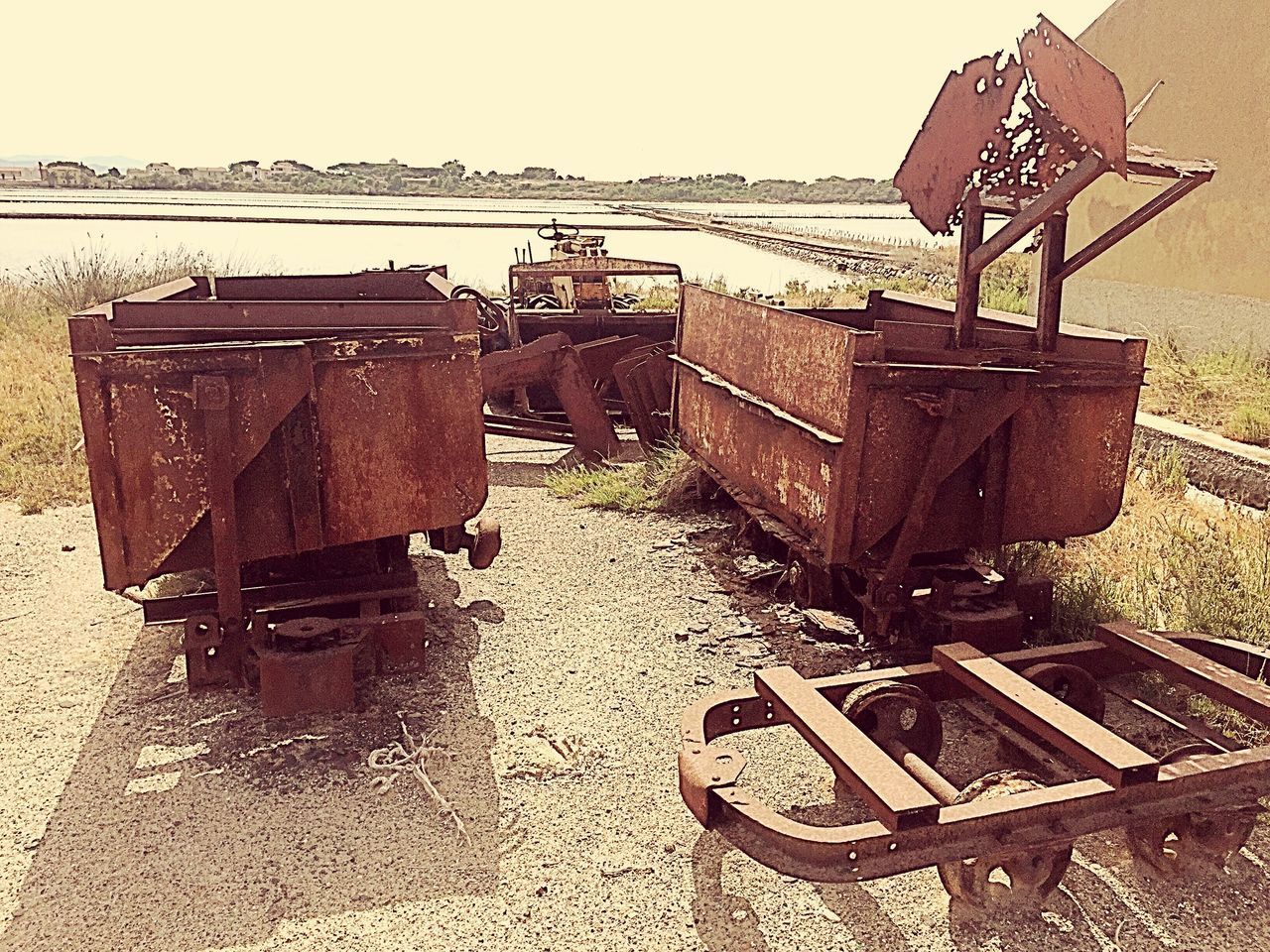 OLD RUSTY METALLIC STRUCTURE