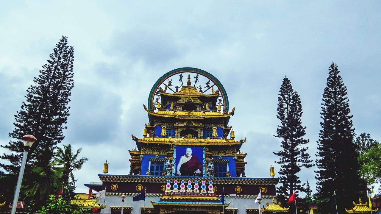 LOW ANGLE VIEW OF STATUE AGAINST CLOUDY SKY