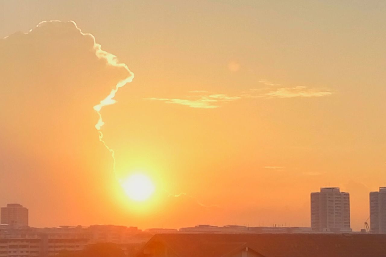 sunset, sun, building exterior, orange color, architecture, built structure, sky, sunlight, sunbeam, scenics, beauty in nature, cloud - sky, silhouette, nature, house, lens flare, city, idyllic, tranquil scene, landscape