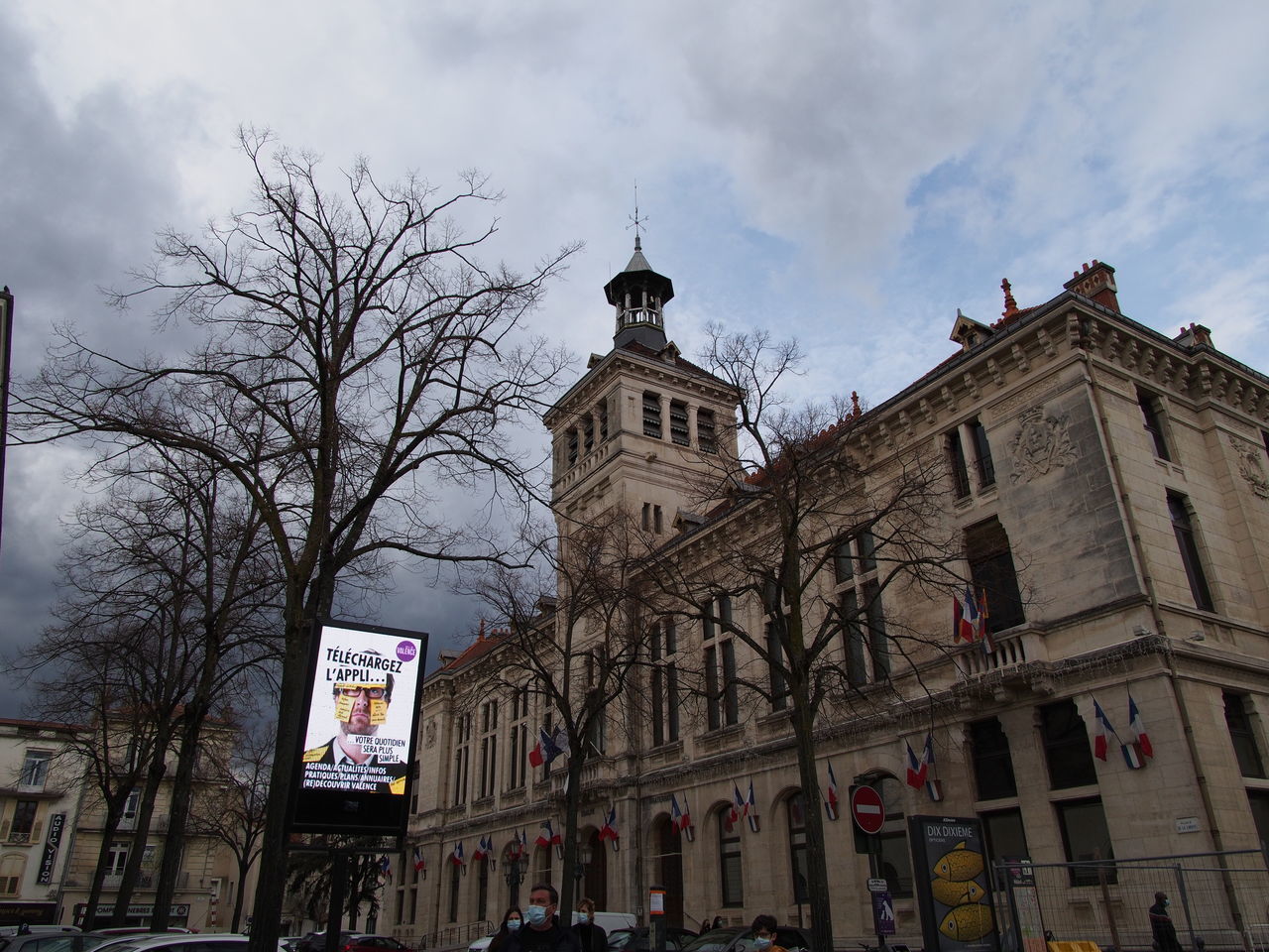 LOW ANGLE VIEW OF BUILDINGS AGAINST CLOUDY SKY