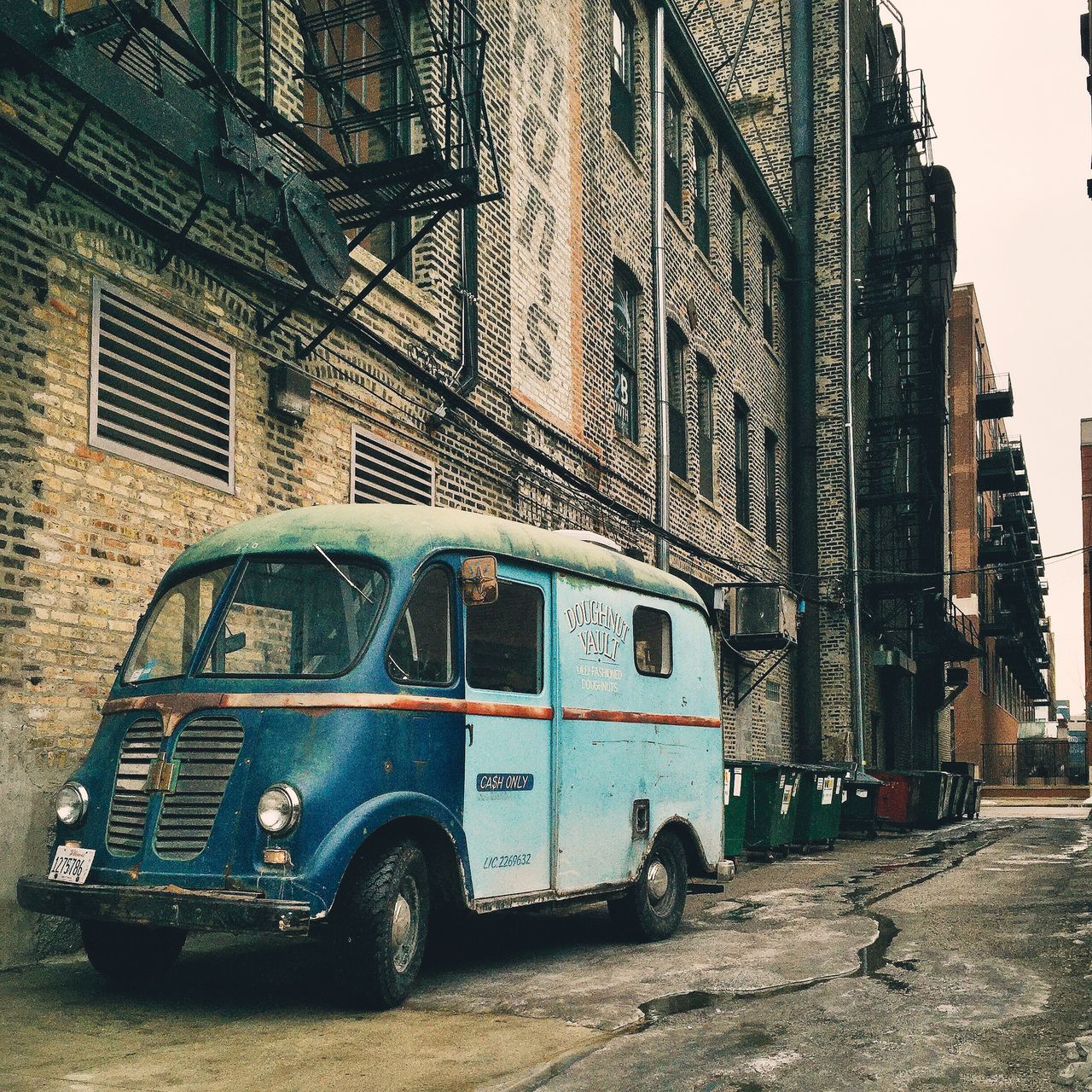 building exterior, architecture, built structure, transportation, land vehicle, mode of transport, car, street, building, city, day, window, outdoors, stationary, road, old, no people, parked, residential building, residential structure