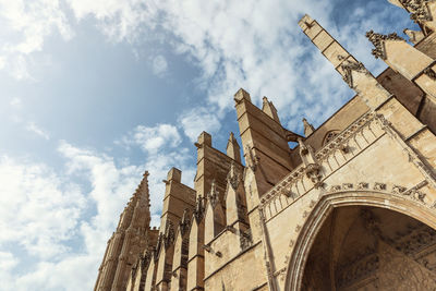 Perspective view la seu cathedral of palma with cloudy sky