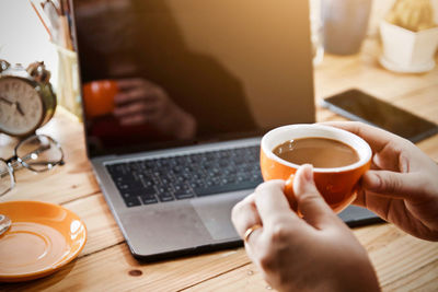 Man holding coffee cup