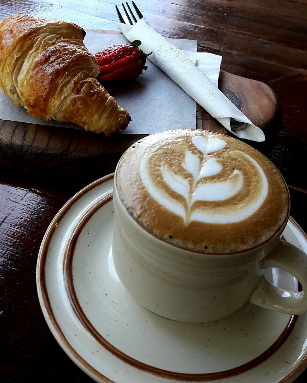 HIGH ANGLE VIEW OF COFFEE ON TABLE IN PLATE