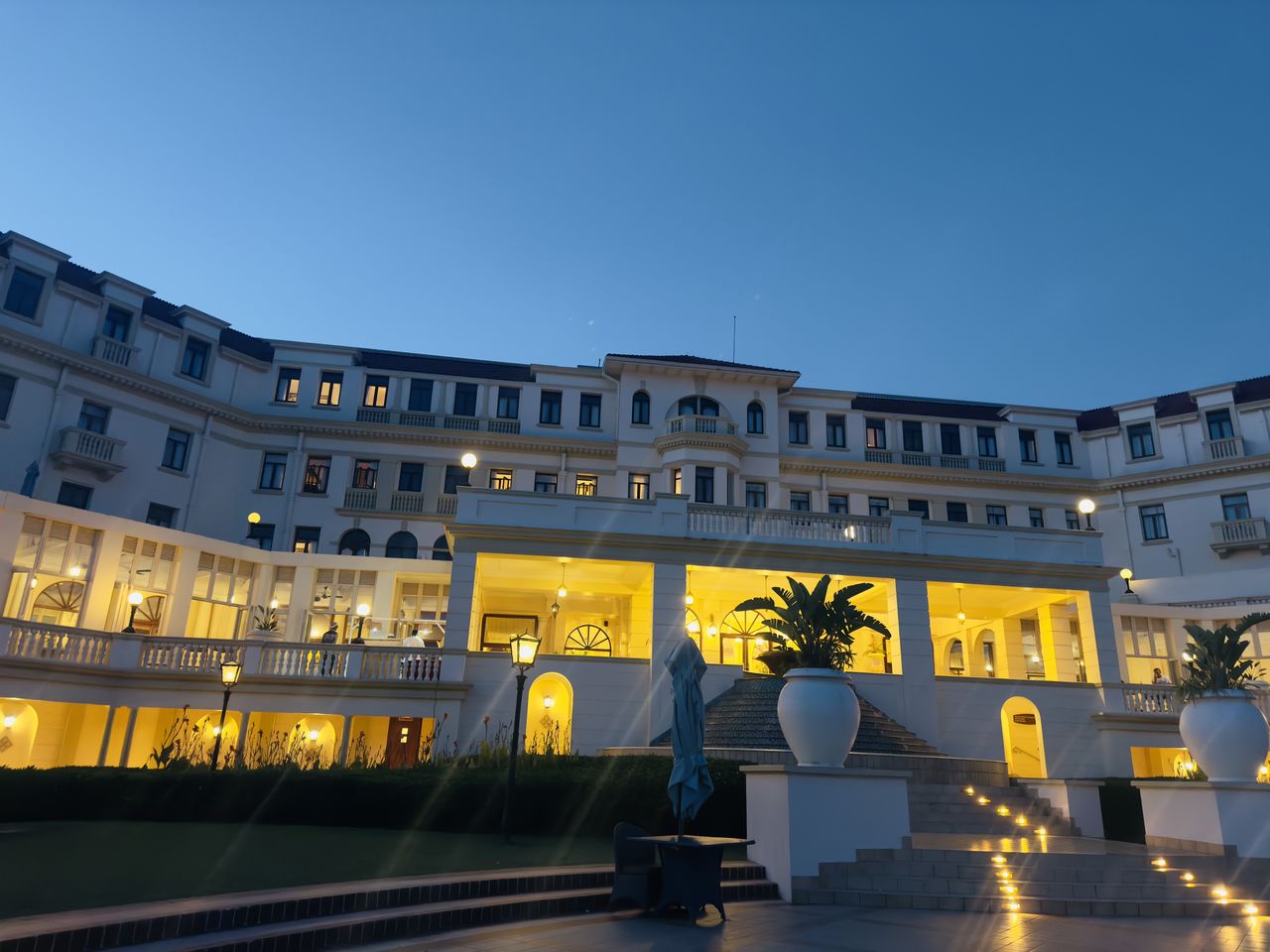 Beautiful Polana Serena Hotel - Maputo, Moçambique 🇲🇿 Maputo Mozambique Moçambique Travel Destinations Hotel Luxury Hotel Travel Photography Travelling Polana Tourist Attraction  Content Hotel View Hotels Africa Portugese Evening Sky Evening Light Nightphotography Night Photography AspiringPhotographer Wanderlust Globetrotter 🎈👻