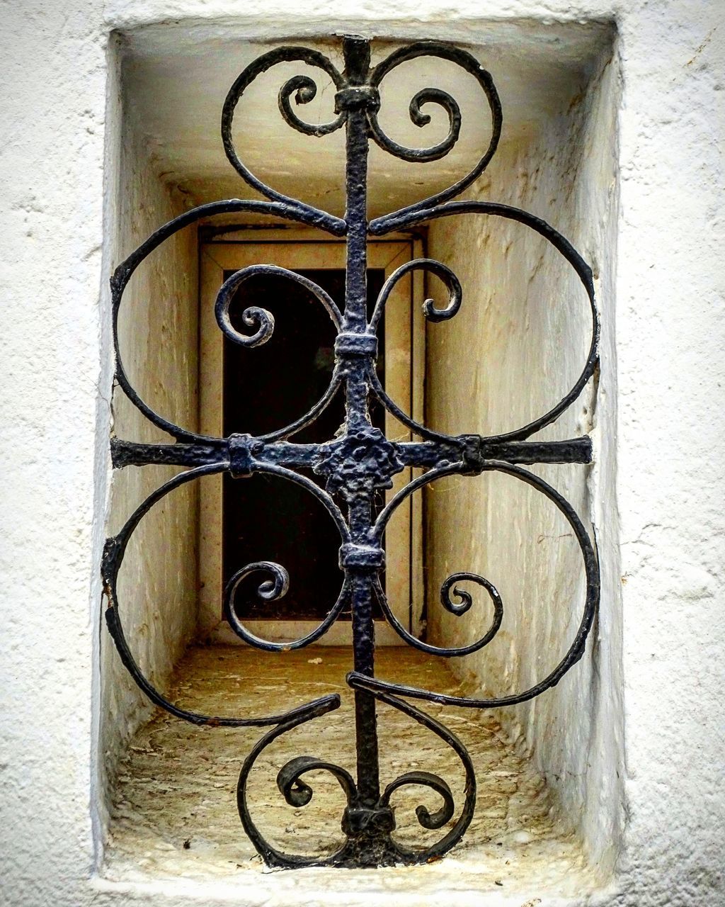 CLOSE-UP OF CLOSED DOOR KNOCKER ON WALL