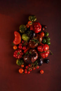 Different varieties of tomatoes, differesnt shapes, colors.