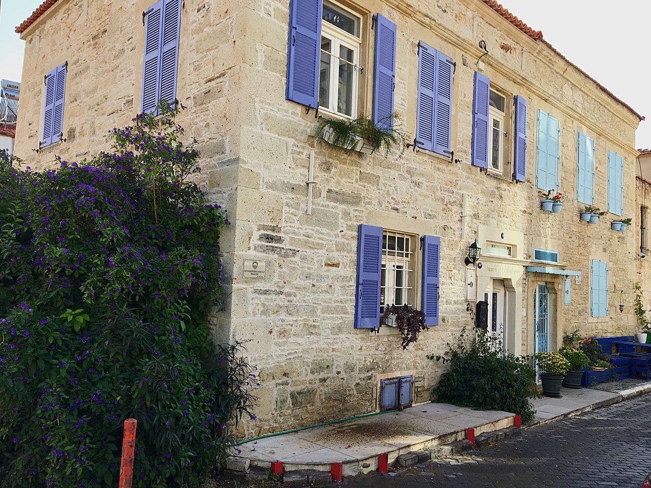 building exterior, architecture, built structure, window, plant, outdoors, day, blue, sky, no people, facade, exterior