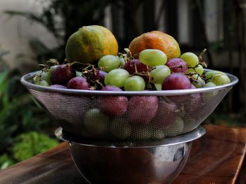 Close-up of apples in bowl