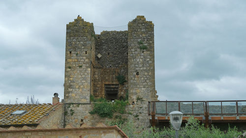 Walls surrounding the village of monteriggioni, siena, tuscany, italy.