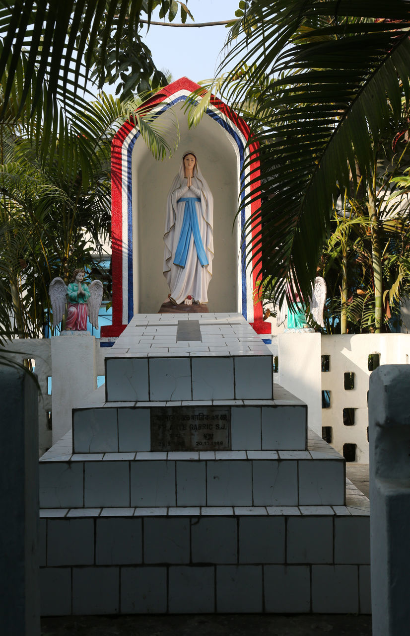 STATUE OF BUDDHA AGAINST TREE