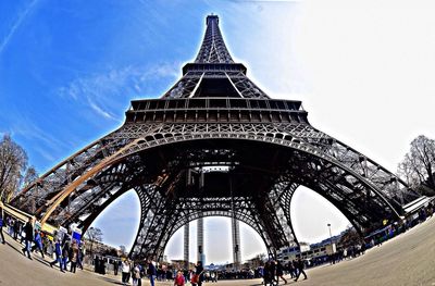 Tourists at eiffel tower