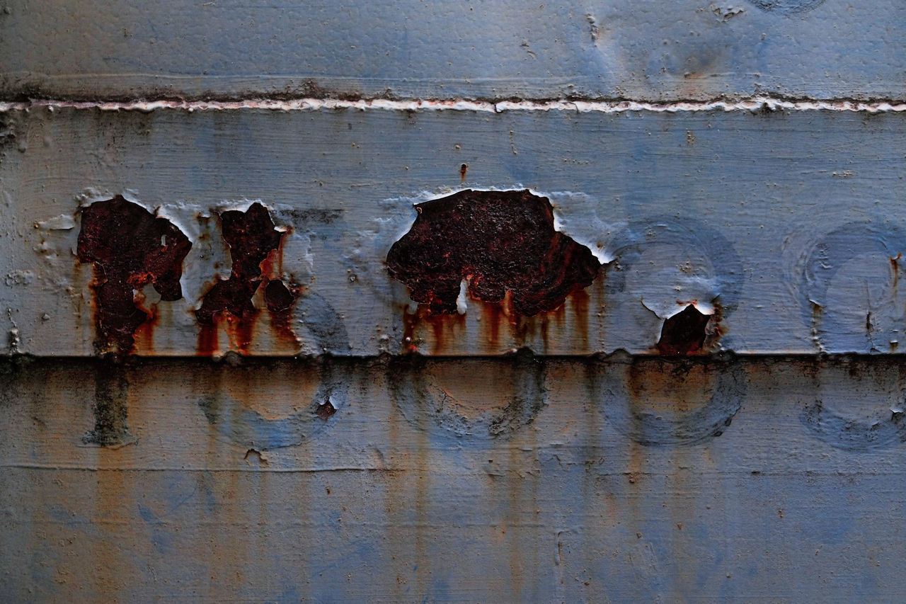 FULL FRAME SHOT OF OLD RUSTY METAL WALL