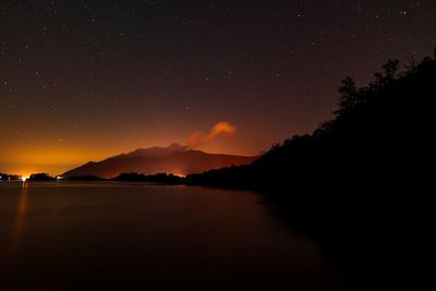 Derwent water from ashness jetty with the plough in the night sky 