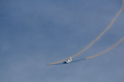 A fournier rf4 motor glider trailing smoke from the wing tips