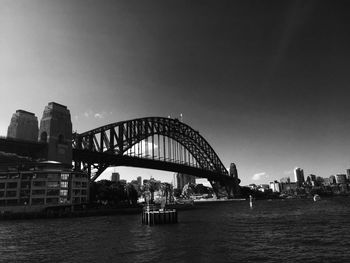 Sydney harbour bridge over bay against sky