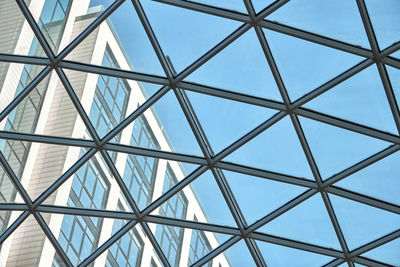 Transparent ceiling in business center. glass triangle windows. mesh structure architecture