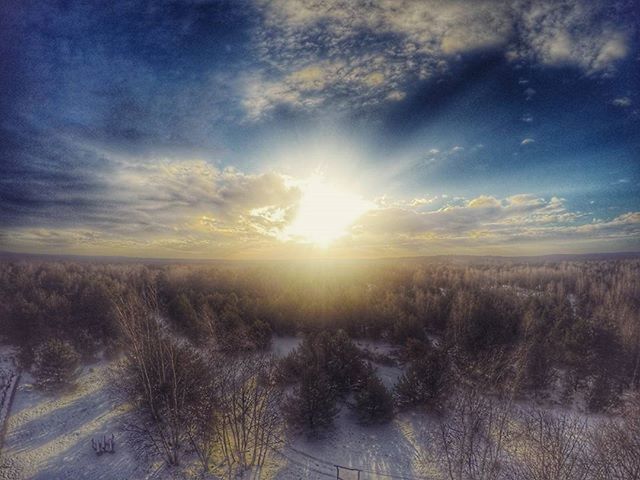 sky, tranquil scene, tranquility, scenics, sun, landscape, beauty in nature, cloud - sky, sunset, nature, sunlight, field, sunbeam, non-urban scene, idyllic, cloud, outdoors, lens flare, remote, no people