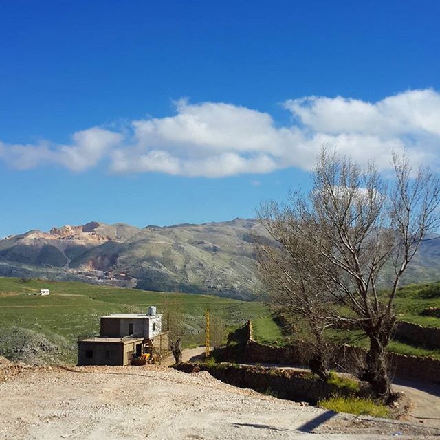 mountain, sky, landscape, tree, tranquil scene, tranquility, mountain range, scenics, blue, beauty in nature, nature, grass, house, built structure, cloud, cloud - sky, field, architecture, building exterior, sunlight