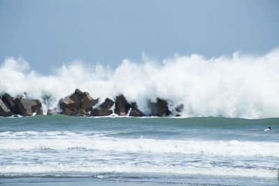 Waves splashing on rocks